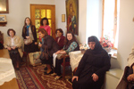 Η Ηγουμένη Γερόντισσα Αγνή υποδέχεται τους προσκυνητές στο αρχονταρίκι της Ιεράς Μονής 