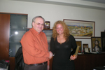 Αναμνηστική φωτογραφία της Αναπληρώτριας Διαχειρίστριας της Μ.Κ.Ο. 'Ρωμηοσύνη' με τον κ. Αναστάσιο Γιαννακόπουλο, Διευθυντή της '3Ε Εκτυπωτική'