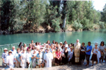 Αναμνηστική φωτογραφία των προσκυνητών στον Ιορδάνη ποταμό