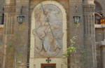Ο Άγιος Γεώργιος ο Τροπαιοφόρος στον προαύλιο χώρο του ομώνυμου Ιερού Ναού στο Καϊρο