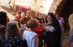 Ο Ηγούμενος της Ιεράς Μονής Αγίας Αικατερίνης στο Σινά, π.Παύλος, λαμβάνει τα δώρα από τους προσκυνητές της Μ.Κ.Ο. 'Ρωμηοσύνη'