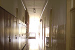 Ο διάδρομος του επάνω ορόφου, όπου οι αίθουσες διδασκαλίας και οι θάλαμοι των μαθητών