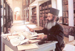 Μοναχός μελετά χειρόγραφα στη Βιβλιοθήκη της Ιεράς Μονής