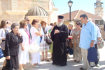 Ο Σεβασμιώτατος Καπιτωλιάδος π. Ησύχιος ξεναγεί τους προσκυνητές στην Αγία Αυλή 