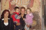 Η Αναπληρώτρια Διαχειρίστρια της Μ.Κ.Ο. 'Ρωμηοσύνη' κ. Αικατερίνη Διαμαντοπούλου με προσκυνητές στο εσωτερικό του Ιερού Ναού