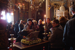 Τα μέλη της προσκυνηματικής εκδρομής προσκυνούν το λείψανο της Αγίας Φιλοθέης