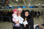 Αναμνηστική φωτογραφία της Αναπληρώτριας Διαχειρίστριας της Μ.Κ.Ο. 'Ρωμηοσύνη' με προσκυνητές στο Αεροδρόμιο 'Ελευθέριος Βενιζέλος'