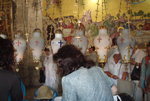 Οι προσκυνητές στέκονται με ευλάβεια στο σημείο της Αποκαθήλωσης του Ιησού στο Ναό της Αναστάσεως