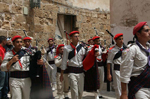 Πρόσκοποι ακολουθούν την περιφορά της ιεράς εικόνας