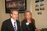 Η κ. Αικατερίνη Διαμαντοπούλου με τον εργαζόμενο στη Μ.Κ.Ο. 'Ρωμηοσύνη' κ. Παναγιώτη Διακουμή 
