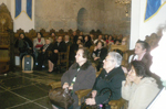 Οι προσκυνητές παρακολουθούν με προσοχή τον Εφημέριο του Ιερού Ναού της Παναγίας Σκριπούς