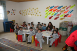 Η αίθουσα του Νηπιαγωγείου, με τους μικρές μαθητές εν ώρα μαθήματος