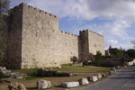 Τα τείχη της Παλαιάς Πόλης των Ιεροσολύμων από την Jaffa Gate, που οδηγούν προς το νοτιότερο μέρος, όπου βρίσκεται η Σχολή της Σιών