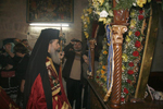 Ο Μακαριώτατος προσκυνά την εικόνα του Αββά Γερασίμου του Ιορδανίτου.