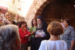 Ο Ηγούμενος της Ιεράς Μονής Αγίας Αικατερίνης στο Σινά, π. Παύλος, ενημερώνει τους προσκυνητές της Μ.Κ.Ο. 'Ρωμηοσύνη'