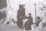 Ο Γέροντας με το διάκονο Δαμιανό (νυν Επίσκοπο Σιναίου), έξω από το κελί του, στο Όρος Σινά.
